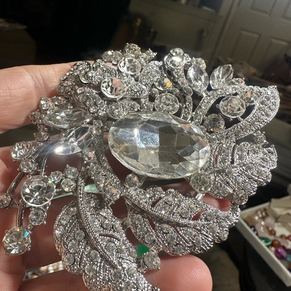 Elegant Silver Crystal Brooch - Picture 3 of 6